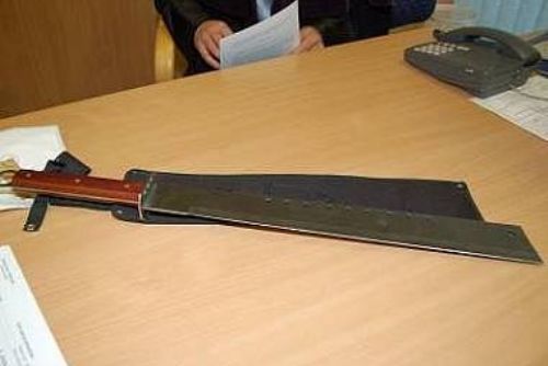 Foto: Před obchodem na Borských polích mával muž mačetou 