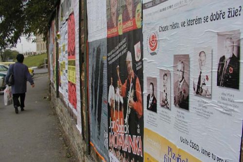 Foto: V centru Plzně povolili přenosné reklamy na chodnících