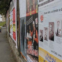 Pachatel nejdříve proboural zeď garáže a pak kradl věci