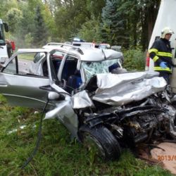 Při čelním střetu s autobusem zahynula mladá řidička  