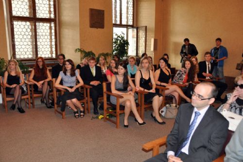 Foto: První absolventi česko-španělské třídy mají vysvědčení
