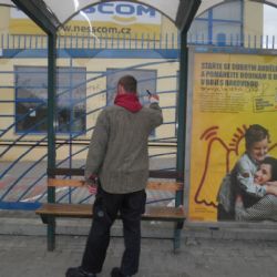 Psal přítelkyni vzkaz na zastávku MHD v Plzni. Čapli ho