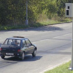 V Kladrubech místní mladíci poškodili radar a zrcadlo
