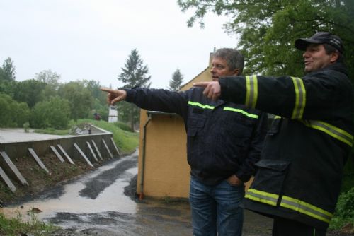 Foto: Radobyčice ochránil val, v Doudlevcích pomáhají pytle