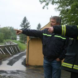 Radobyčice ochránil val, v Doudlevcích pomáhají pytle