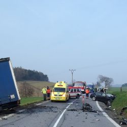 Řidič auta u Zavlekova nepřežil čelní srážku s kamionem