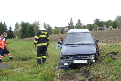Foto: Řidič boural u Štěpánovic, odvezla ho záchranka
