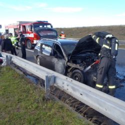 Řidič natankoval benzin místo nafty, auto vzplálo na D5 