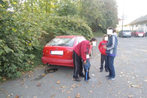 Foto: Rodina v Plzni bydlela v autě, rodiče mohou přijít o děti 