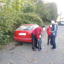 Rodina v Plzni bydlela v autě, rodiče mohou přijít o děti 