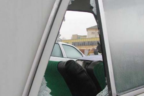 Foto: Barmanovi rozmlátili čelní sklo u auta