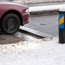 Rychlé řidiče v Plzni má zpomalit umělá díra