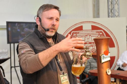 Foto: Šampionem v čepování piva je Newyorčan František Šťástka