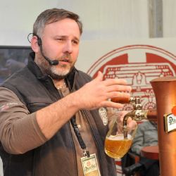 Šampionem v čepování piva je Newyorčan František Šťástka