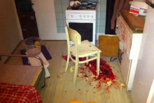 Foto: Seniorka v Plzni ležela na podlaze, všude kolem krev