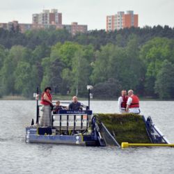 Speciální loď Bolek pomáhá s likvidací rostlin v Boleváku 