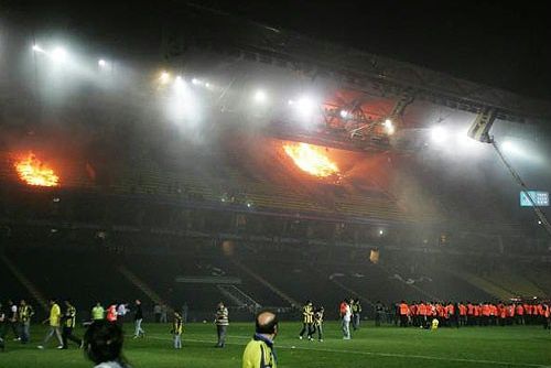 Foto: Stadion Fenerbahce je pro diváky zavřen, Plzeň situaci řeší