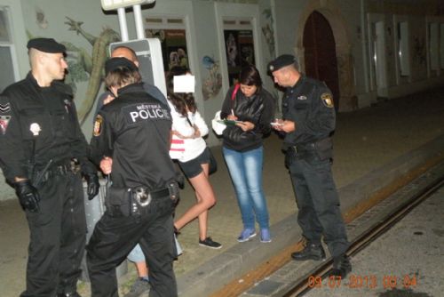 Foto: Strážníci kontrolovali bary v Plzni, nezletilá popíjela
