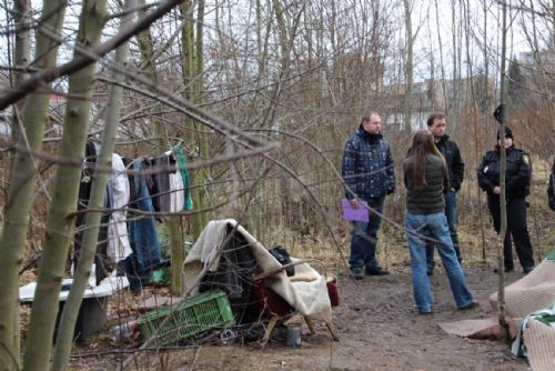 Foto: Strážníci v Plzni kontrolovali bezdomovce, bydlí i v křoví 