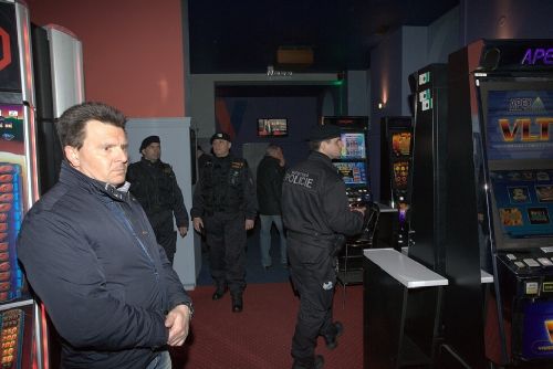 Foto: Strážníci v Plzni kontrolovali nalévání alkoholu mladistvým 