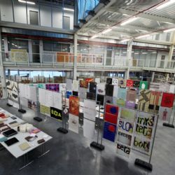Studenti umění pořádají v Plzni velkou výstavu prací