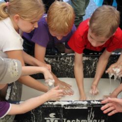 Techmania zve na fyzikální pokusy se sto kily škrobu