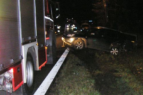 Foto: U Chocenické Lhoty bourala dvě auta, jeden zraněný 