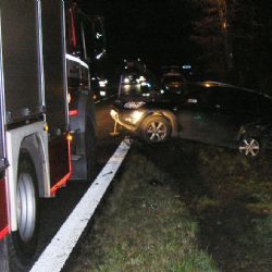U Chocenické Lhoty bourala dvě auta, jeden zraněný 