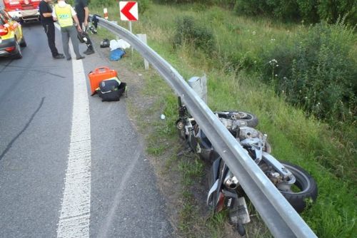 Foto: U Ejpovic se motorkář zapasoval pod svodidla, zemřel 