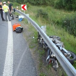 U Ejpovic se motorkář zapasoval pod svodidla, zemřel 
