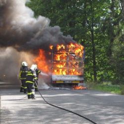 U Hojsovy Stráže shořel autobus, který vezl děti na tábor  