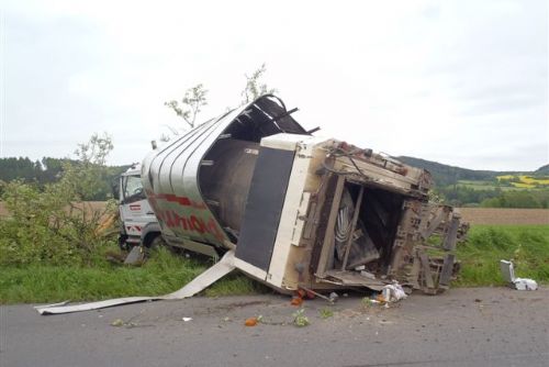 Foto: U Horažďovic havaroval popelářský vůz  