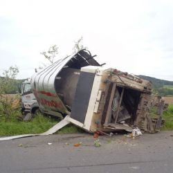 U Horažďovic havaroval popelářský vůz  
