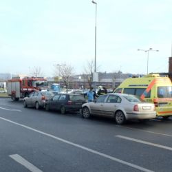 U obchodů je husto, u Olympie bourala tři auta