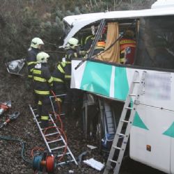 U Rokycan boural autobus s dětmi, jedna dívka zemřela