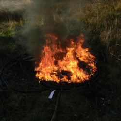 U Tlučné pálili kabely, hasiči zavolali policii 