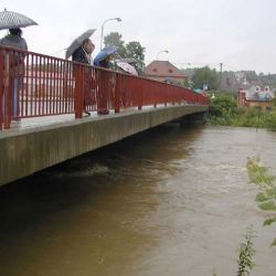 Voda zavřela některé silnice, v pondělí se čekají kulminace