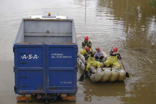 Foto: Šumavští strážci pomáhají zatopeným na severu Čech