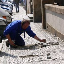 Uzavření chodníku na Denisově nábřeží se protáhne 