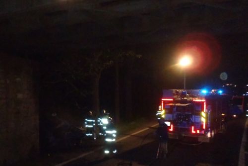 Foto: V autě u Horní Břízy uhořel nad ránem při bouračce člověk