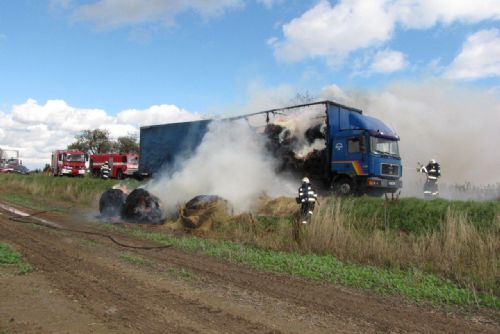 Foto: V Beňovech hořel kamion s balíky sena