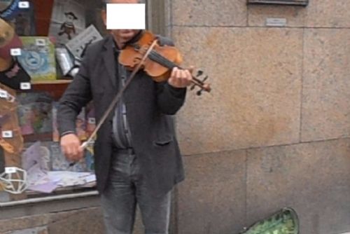 Foto: V centru Plzně hrál na housle, sebrali ho strážníci