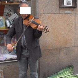 V centru Plzně hrál na housle, sebrali ho strážníci