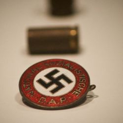V Domažlicích u bazénu někdo namaloval hákový kříž