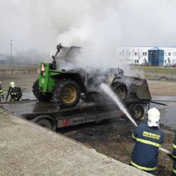 V Dýšině shořel nakladač na podvalníku 