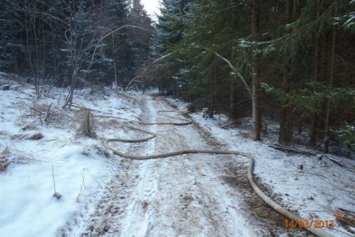 Foto: V hlubokých lesích za hranicemi kraje shořel traktor 