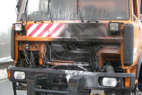 Foto: V Kařezu na Rokycansku hořel sypací vůz