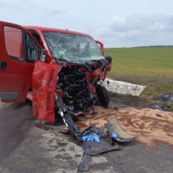 V Kunějovicích vážně bourala dodávka s kamionem