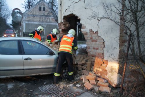 Foto: V Lipně prorazilo auto zeď, hrozí zřícení budovy
