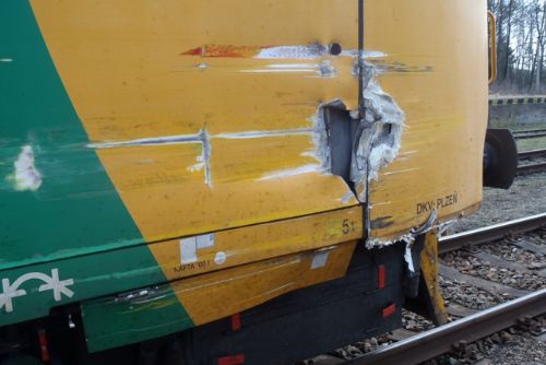 Foto: V Mirošově se v úterý srazily vlaky, bez zranění